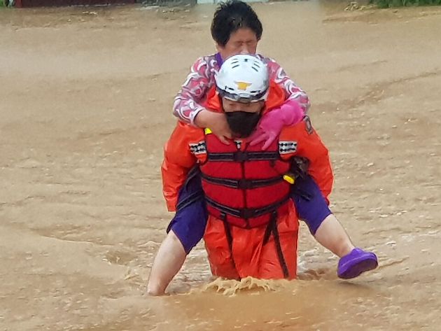 On the morning of the 7th, 119 rescuers from the Gyeongju Fire Department in Gyeongsangbuk-do, who entered the 10th Typhoon High Line, rescued residents from flooded houses in Nawon-ri, Hyeongok-myeon.  The 119 Rescue Team rescued a total of 11 elderly and ...