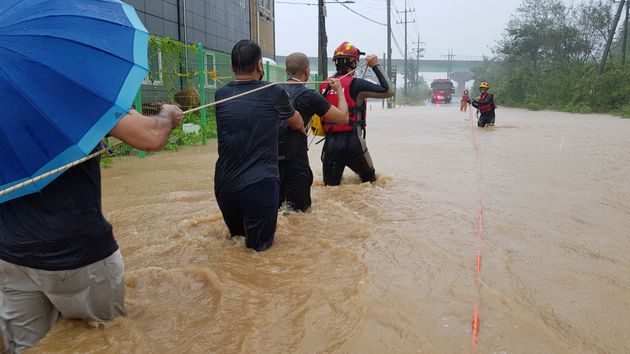 On the morning of the 7th, 119 rescuers from the Gyeongbuk Gyeongju Fire Department, who entered the 10th Typhoon High Line, rescued residents of the Rasori flooded area in Hyeongok-myeon.  The 119 Rescue Team rescued a total of 11 elderly and ...