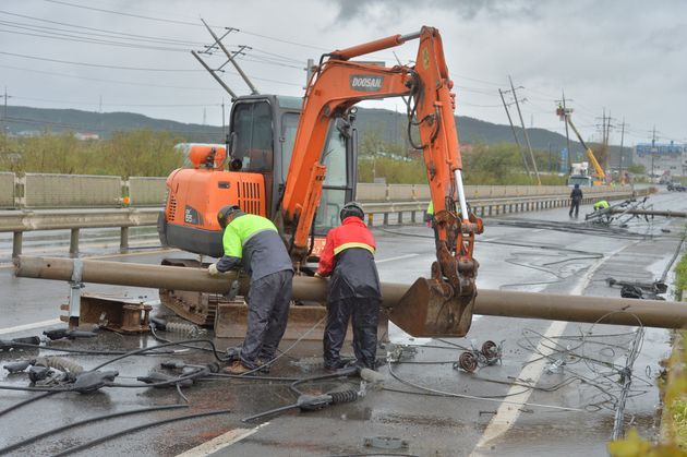 On the afternoon of the 7th, a damaged telephone pole hit the road in the direction of Yeongdeok on National Highway No. 7 Heunghae-eup, Buk-gu, Pohang-si, Gyeongsangbuk-do.