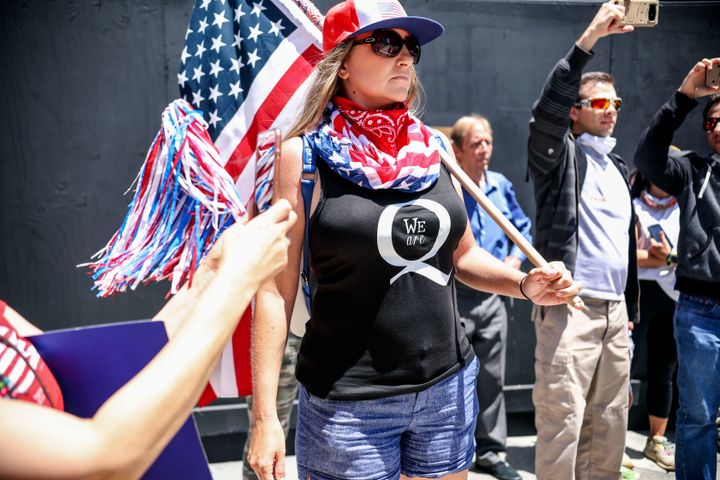 5月、カリフォルニア州サンディエゴで、コロナ対策の外出禁止令に抗議する「Qアノン」支持者
