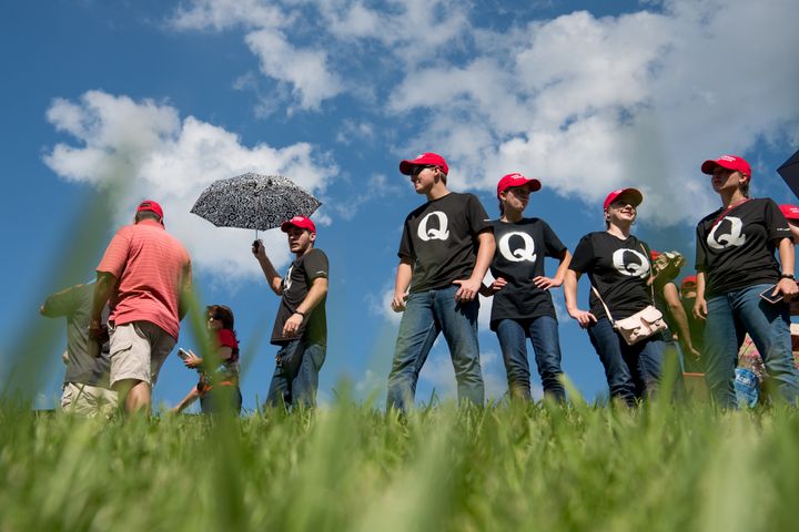 トランプ大統領のキャンペーン集会を待つ、「Qアノン」のTシャツを着た支持者たち＝2018年10月、テネシー州
