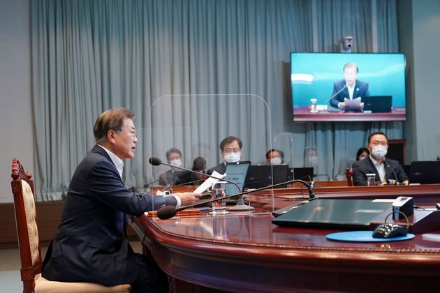 President Moon Jae-in is presiding in the Blue House Women's Room on the afternoon of the 7th.