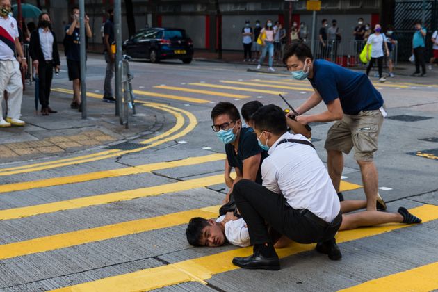 Οργή στο Χονγκ Κονγκ μετά το βίντεο με τις εικόνες από την άγρια σύλληψη 12χρονου