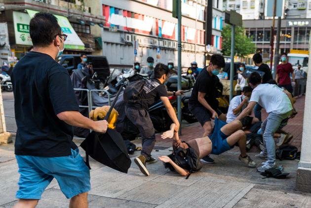 Οργή στο Χονγκ Κονγκ μετά το βίντεο με τις εικόνες από την άγρια σύλληψη 12χρονου