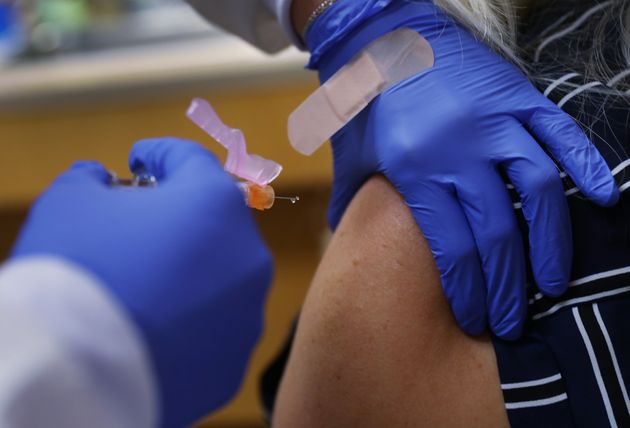 Δεύτερο ρωσικό εμβόλιο για τον κορονοϊό: Ολοκληρώνονται οι δοκιμές σε αρχικό
