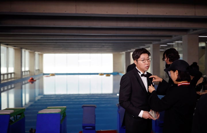 대도서관으로 더 잘 알려진 유튜브 스타 나동현이 2019년 2월 15일 대한민국 가평에서 열리는 유튜브 쇼에 대비하고 있다. 