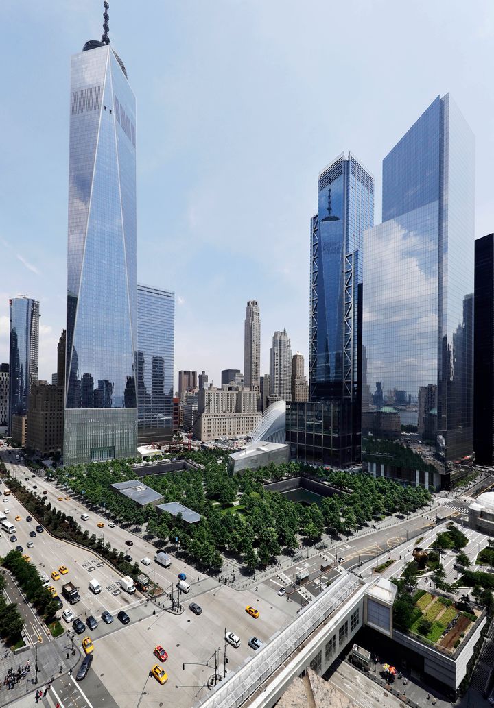 世界貿易センタービルの跡地には、超高層ビル「ワンワールドトレードセンター」（左）などが建設された（2018年6月8日）