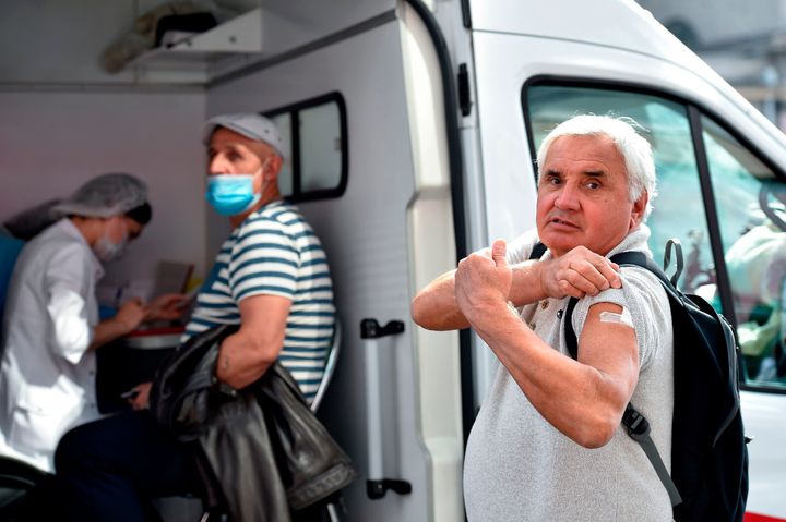 Στιγμιότυπο από εποχικούς εμβολιασμούς κατά της γρίπης στην Μόσχα, εν μέσω πανδημίας κορονοϊού. 7 Σεπτεμβρίου 2020. (Photo by Natalia KOLESNIKOVA / AFP) (Photo by NATALIA KOLESNIKOVA/AFP via Getty Images)