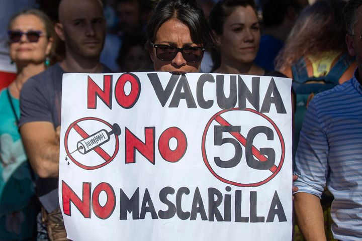 Στο μεταξύ, οι συνομωσιολόγοι κάνουν πάρτι...Εδώ διαδηλωτές με συνθήματα κατά των περιοριστικών μέτρων Demonstrators attend a protest against nationwide restrictions against COVID-19 in Madrid, Spain, Sunday, Aug. 16, 2020. A banner reads in Spanish "No vaccine No 5G No mask". (AP Photo/Andrea Comas)