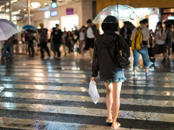 突然雨に降られたら どうする 1時間のおしゃべりで 傘をさす が当たり前じゃないと知った ハフポスト