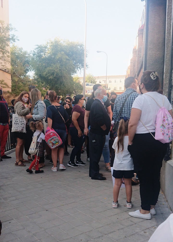 Los padres, a las puertas del colegio viendo entrar a los niños.