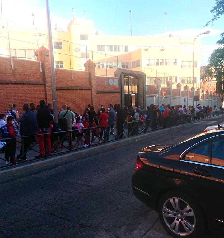 Puerta del colegio de Usera el día de inicio del curso.