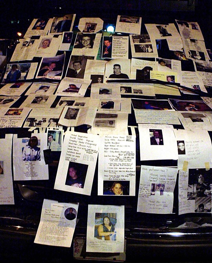 情報を求めて病院近くに貼り出された行方不明者の写真（ニューヨーク、2001年9月12日）