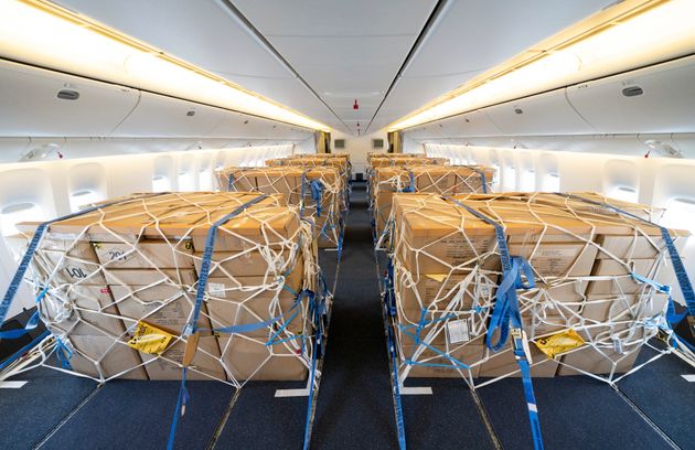 개조작업이 완료된 대한항공 보잉 777-300ER 내부에 화물을 적재한 모습.