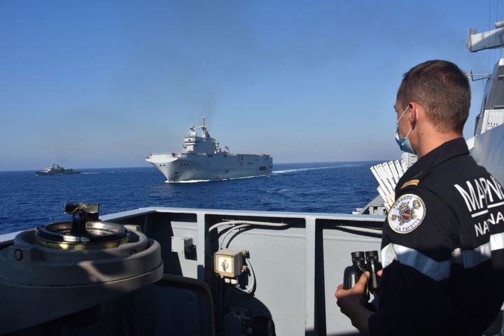 Φωτογραφία αρχείου 14 Αυγούστου 2020, Το γαλλικό Tonnerreσυνοδευόμενο από ελληνικά και γαλλικά πλοία του πολεμικού ναυτικού κατά τη διάρκεια άσκησης στην Ανατολική Μεσόγειο. (French Defense Ministry via AP)