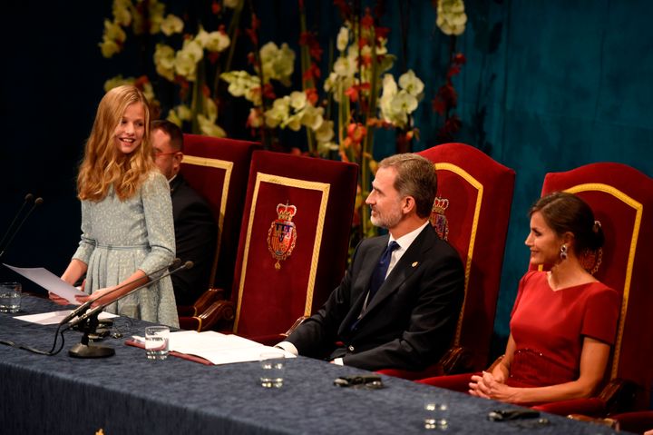 La princesa Leonor, junto al rey Felipe VI y la reina Letizia, durante su intervención en los premios Princesa de Asturias 2019.