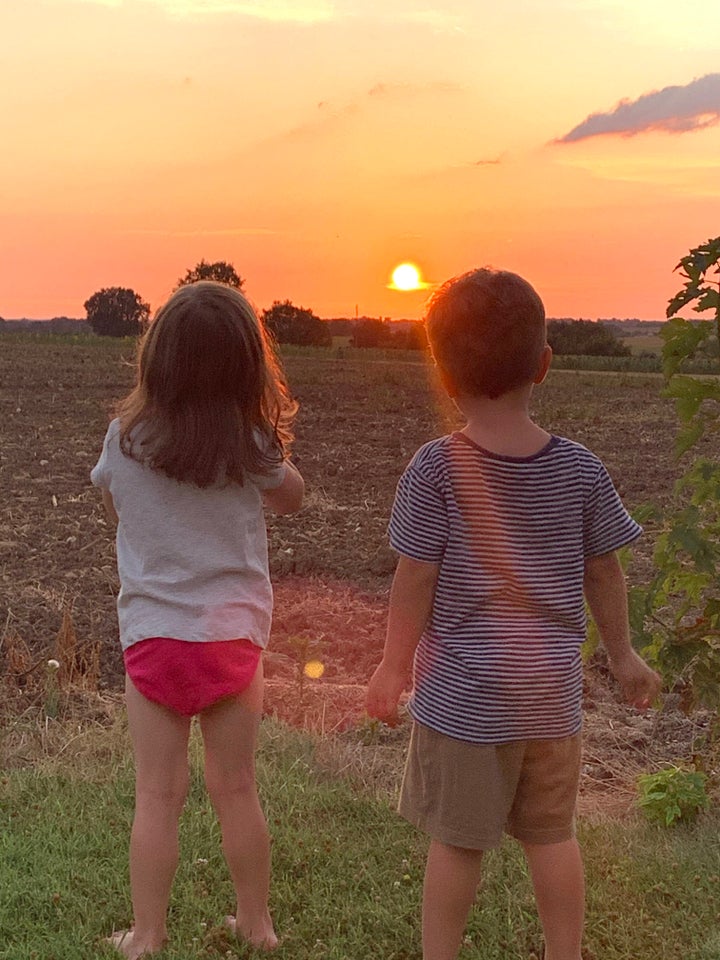 Le soleil qui se couche sur cet été un peu particulier. Cette photo de mes jumeaux admirant le soleil qui quitte le jour (photo sans filtre!) restera une de mes préférées de mon été.