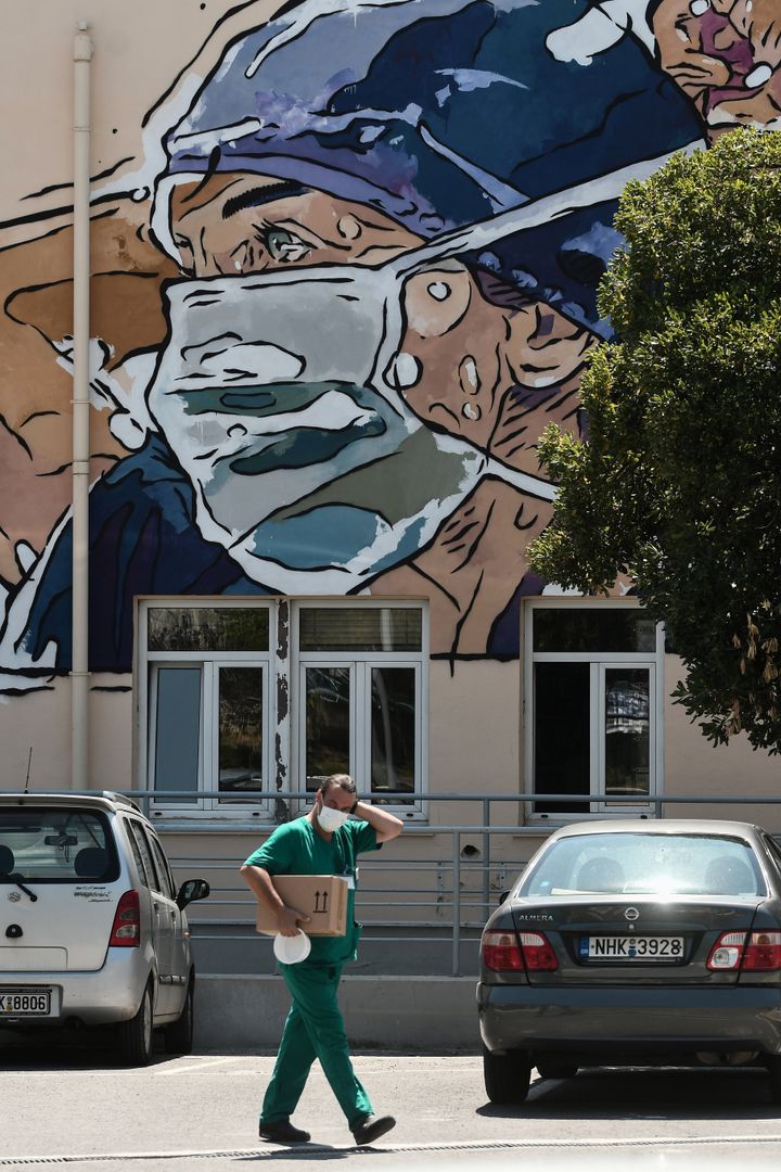 Γκράφιτι στο νοσοκομείο ΑΧΕΠΑ - Θεσσαλονίκη. (Photo by Sakis MITROLIDIS / AFP) (Photo by SAKIS MITROLIDIS/AFP via Getty Images)