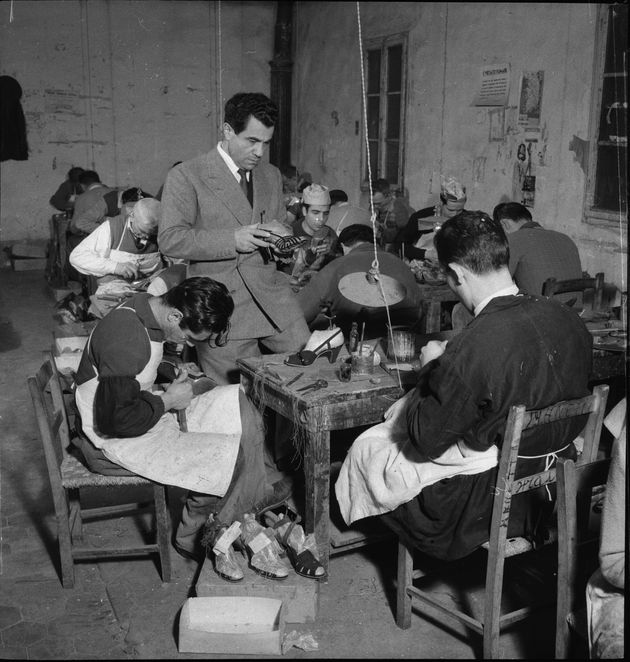 Ο ιταλός σχεδιαστής, Σαλβατόρε Φεραγκάμο, με τεχνίτες στην παραγωγή παπουτσιών. 
