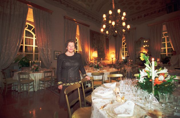 Η Ουάντα Φεραγκάμο, χήρα του σχεδιαστή, ετοιμάζει στην μεγάλη τραπεζαρία  δείπνο για δεκάδες προσκεκλημένους.