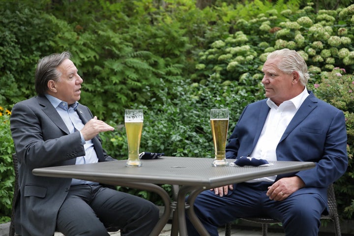 Les premiers ministres du Québec et de l'Ontario, François Legault et Doug Ford, ont pris une bière ensemble en amont du premier sommet Québec-Ontario, mardi. Plusieurs personnes ont fait remarquer que les deux hommes ne semblaient pas être assis à deux mètres l'un de l'autre pendant leur échange.