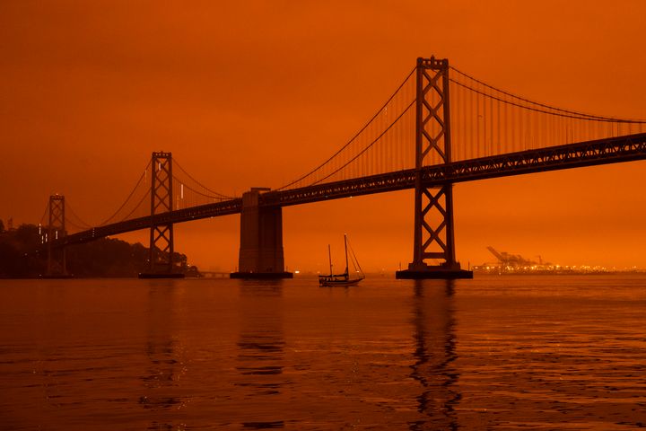 サンフランシスコの街に掛かる橋。遠くの空も赤く染まっている