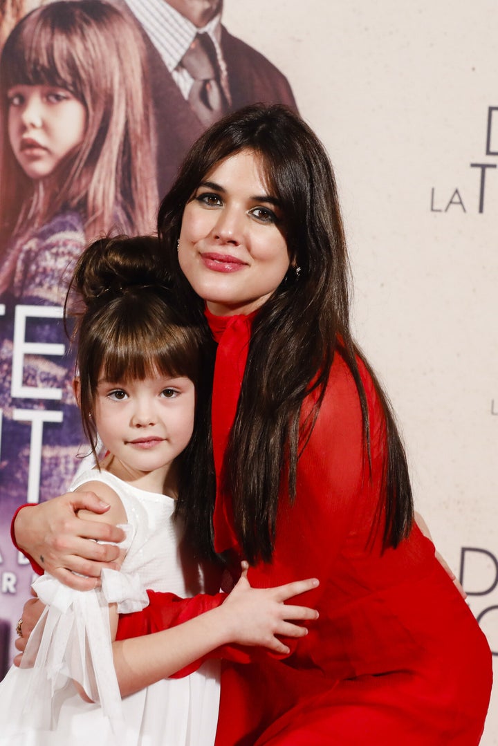 Luna junto a Adriana Ugarte durante la presentación del cortometraje 'Durante la Tormenta'.