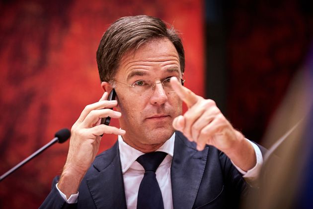 Il primo ministro olandese Mark Rutte fa un gesto mentre telefona durante il dibattito alla Camera dei rappresentanti ...