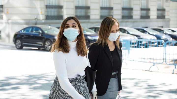Imagen de la exasesora de Podemos Dina Bousselham (i).