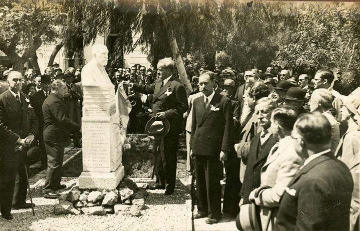 Αποκαλυπτήρια της προτομής Δ. Καμπούρογλου από τον Δήμαρχο Αθηναίων Κ. Κοτζιά (19 Απριλίου 1936).