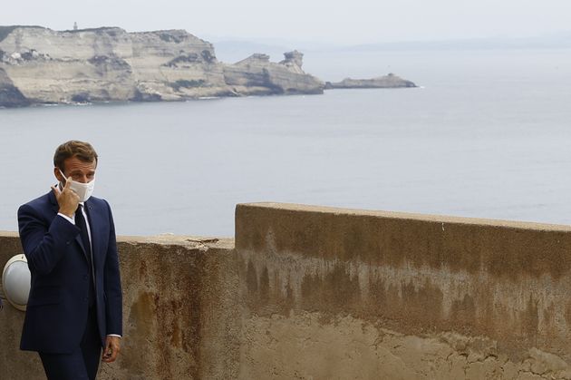 Il presidente francese Emmanuel Macron ha fatto un gesto durante una visita a Bonifacio, in Corsica, a settembre ...