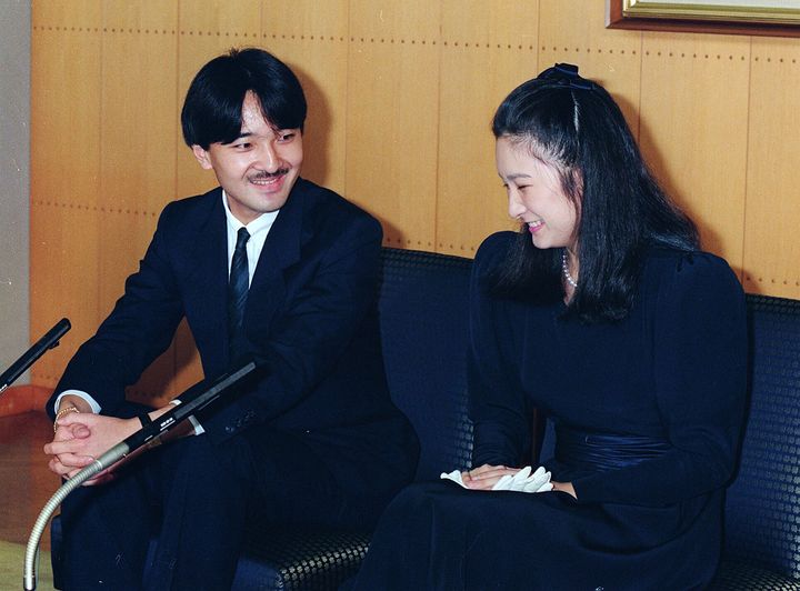 婚約についての記者会見に出席した礼宮さま（秋篠宮さま）と川嶋紀子さん（当時）＝1989年9月