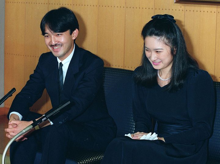 婚約についての記者会見に出席した礼宮さま（秋篠宮さま）と川嶋紀子さん（当時）＝1989年9月