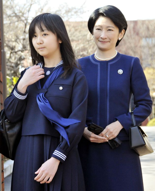 紀子さまと、学習院女子中等科を卒業した次女佳子さま＝2010年3月