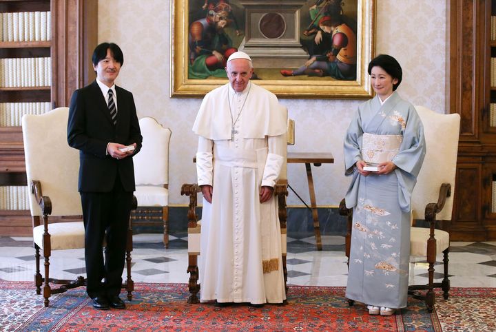 バチカンでローマ教皇を表敬訪問した秋篠宮ご夫妻＝2016年5月