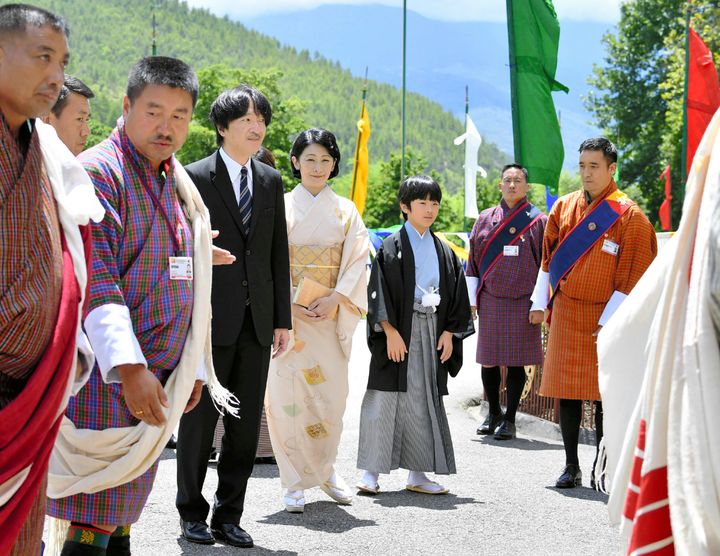 ブータンを訪問した秋篠宮ご夫妻と悠仁さま＝2019年8月