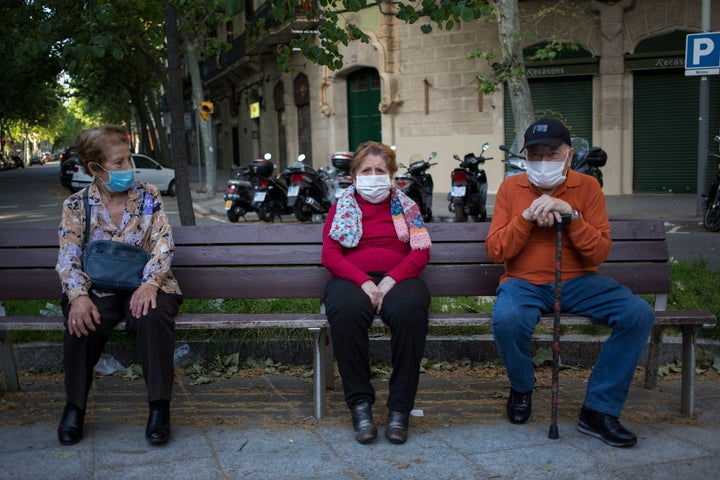 Un grupo de personas mayores en un banco de Barcelona.