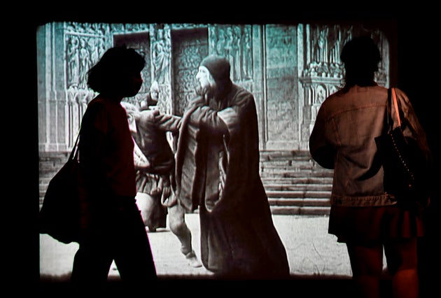 Σκηνή από την ταινία «Notre-Dame de Paris» (1911) που παρουσιάζεται στο πλαίσιο της έκθεσης. 