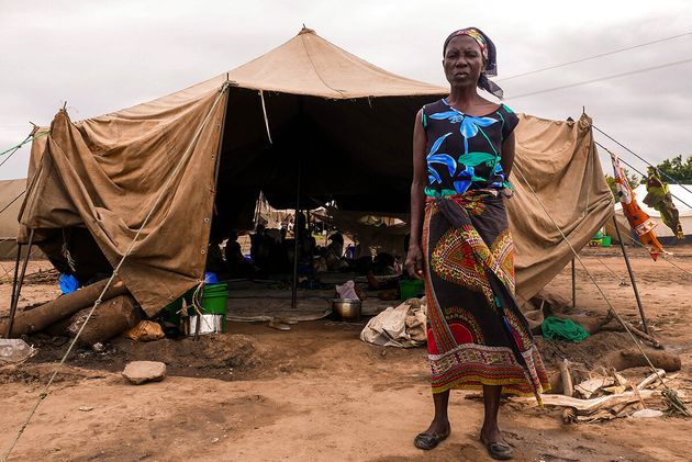 Η κυρία της εικόνας βρίσκεται σε ένα καμπ πληγέντων από πλημμύρες στην Τσιγουάγουα στα Νότια του Μαλάουι. Η αγέρωχη στάση μπροστά στις αναποδιές της ζωής είναι ένα χαρακτηριστικό γνώρισμα των ντόπιων.