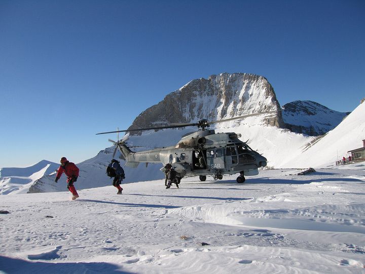 Διακομιδή με ελικόπτερο στο Οροπέδιο των Μουσών με φόντο το Στεφάνι του Δία.