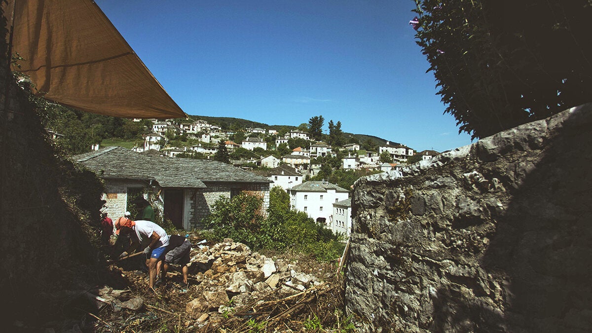 Σκάβοντας τα θεμέλια του τοίχου αντιστήριξης.