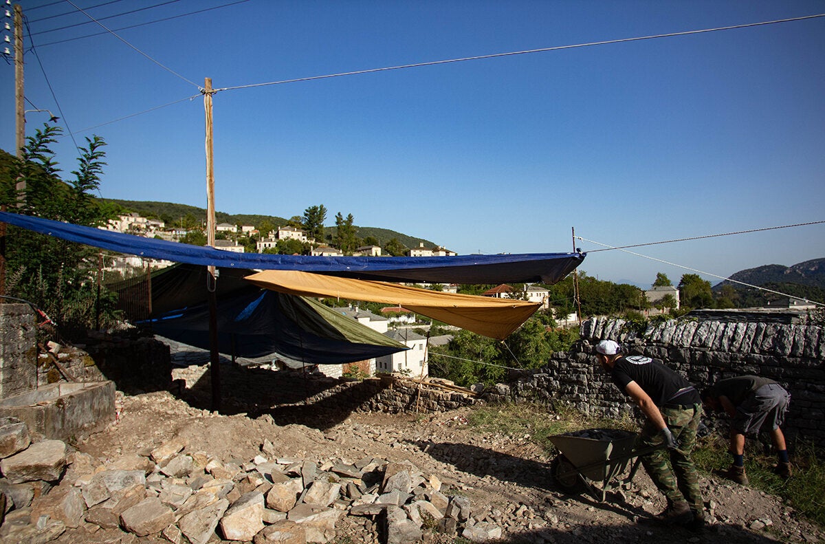 Μεταφορά πέτρας στο εργοτάξιο.