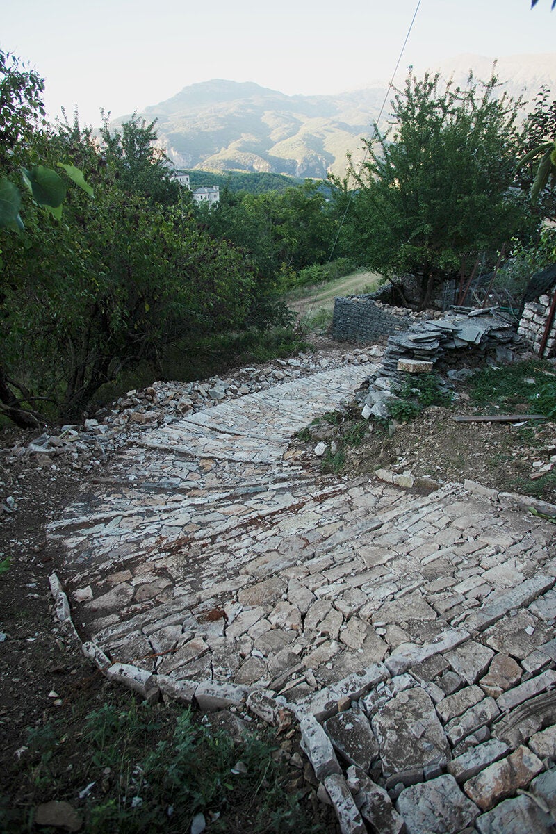 Αποκατεστημένα πλέον τμήματα του καλντεριμιού.