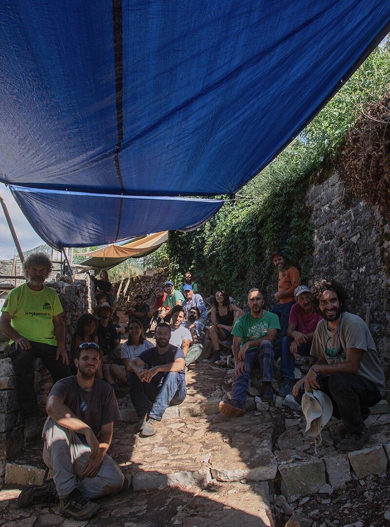 Το «Μπουλούκι» πλήρες- μάστορες, μαθητευόμενοι και εθελοντές- μετά τις εργασίες της πρώτης βδομάδας, στο κομμάτι του καλντεριμιού που αποκατέστησαν.