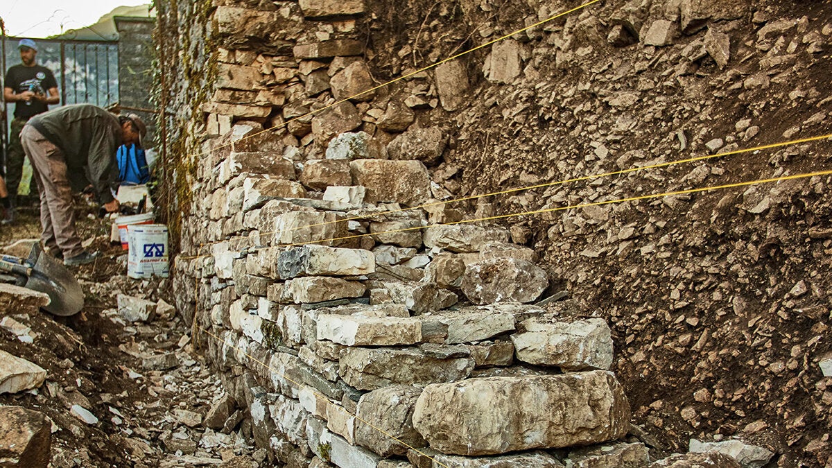 Τα ράμματα (οι σπάγγοι που φαίνονται) χρησιμεύουν στον κτίστη ως οδηγοί.