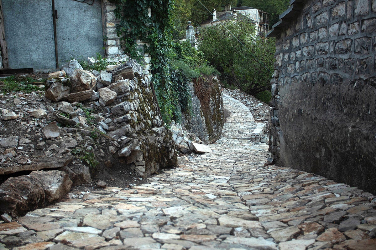 Αποκατεστημένα πλέον τμήματα του καλντεριμιού.