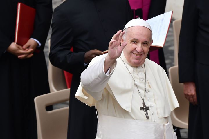 バチカンの広場で、限られた観衆に向かって手を振るフランシスコ教皇（2020年9月2日）
