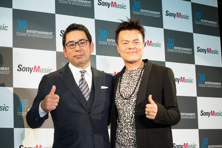 2019年2月の記者会見で「Nizi Project」の発足が発表された。ソニーミュージックエンタテインメント代表取締役の村松俊亮氏、J.Y.パーク氏。