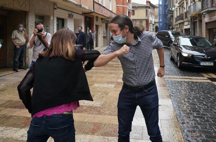 El líder de Podemos, Pablo Iglesias, choca el codo con Miren Gorrotxategi, la candidata de la formación morada a lehendakari, durante las recientes elecciones vascas.