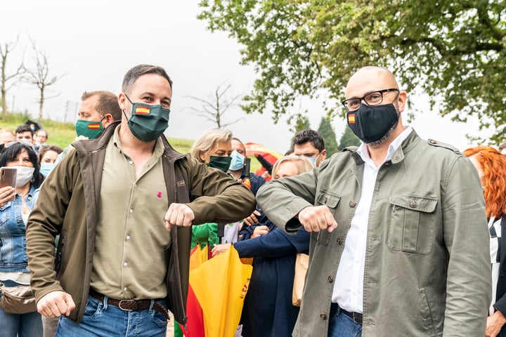 El líder de Vox, Santiago Abascal, choca el codor con Ricardo Morado, candidato de su formación a presidir la Xunta de Galicia, durante la reciente campaña electoral gallega. 